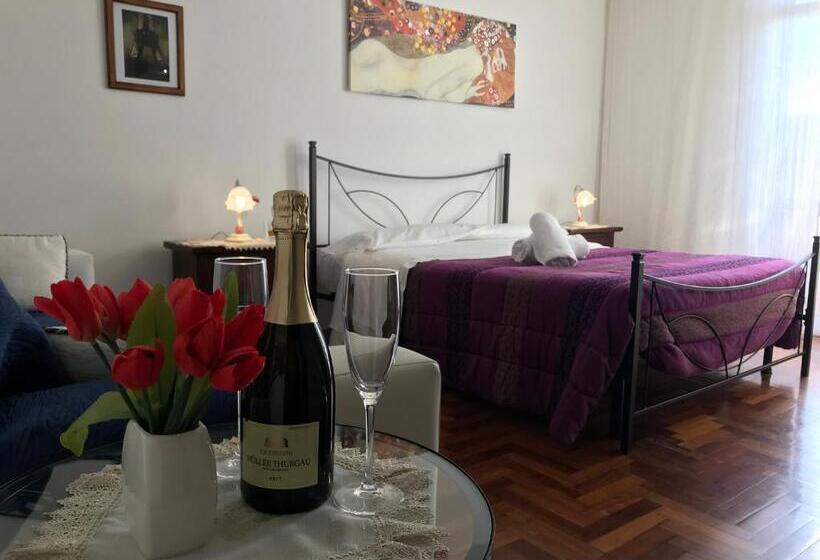 تختخواب و صبحانه La Maison Royale Bb