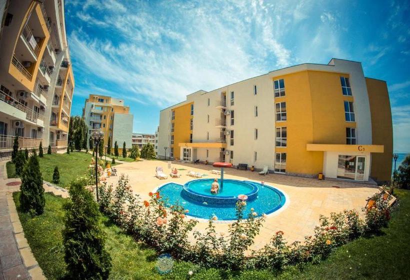 فندق Crown Fort Club