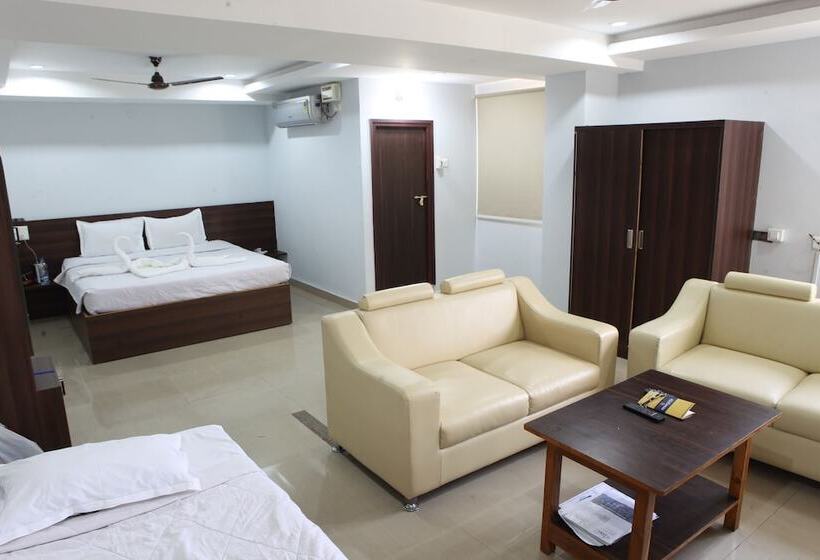 Отель Nova Pride & Chennai Tiffins