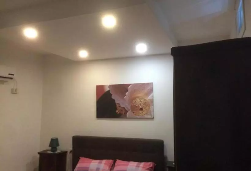 تختخواب و صبحانه Su Rosariu