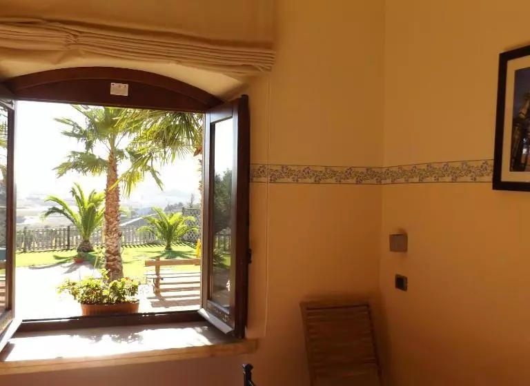 Aamiaismajoitus (B&B) Corte Dei Monaci