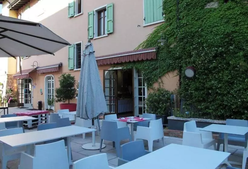 Hotelli Albergo Al Cacciatore Tortellinando