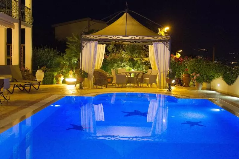 تختخواب و صبحانه La Suite Del Faro