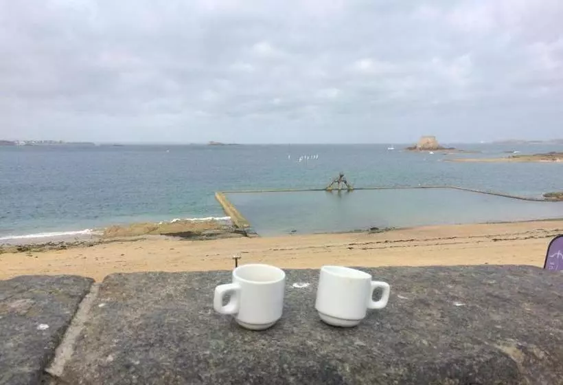 هتل Les Chiens Du Guet