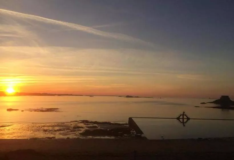 هتل Les Chiens Du Guet