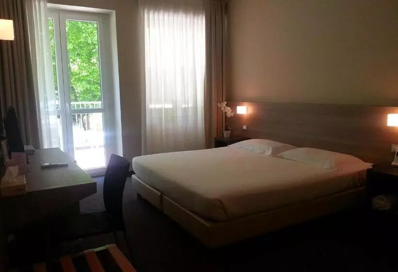 Hll Hotel Lungolago Lecco Como Lake