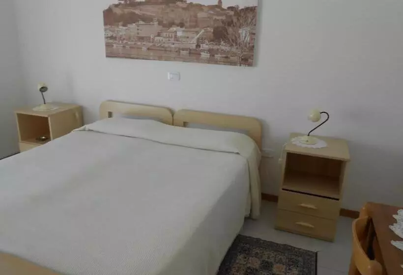 Hotelli Pensione La Scogliera