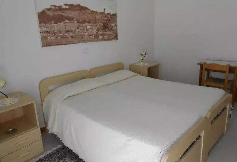 Hotelli Pensione La Scogliera