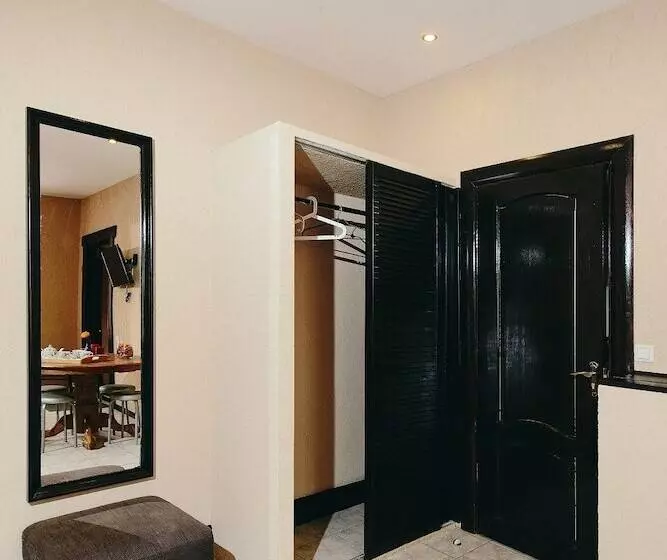 هتل Iceberg House