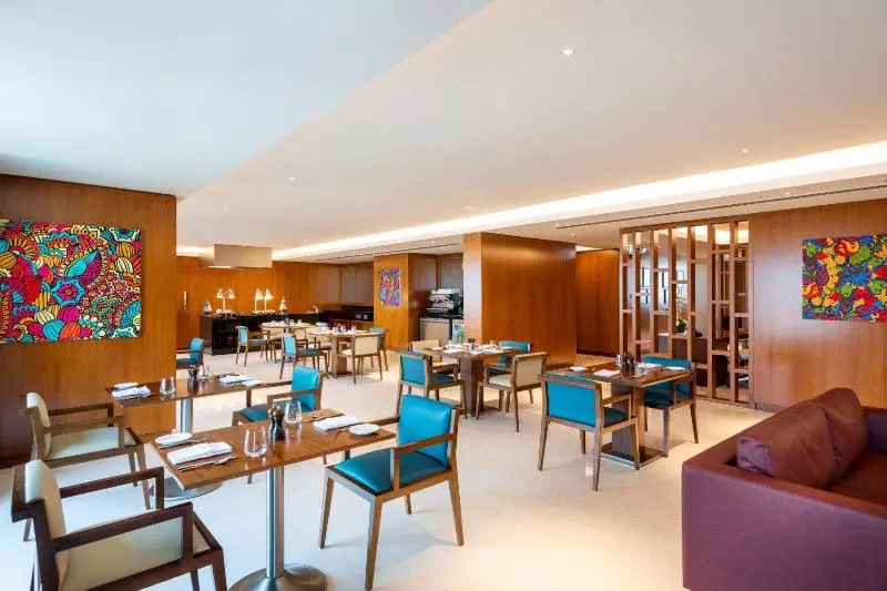 ホテル Crowne Plaza Muscat Ocec, An Ihg