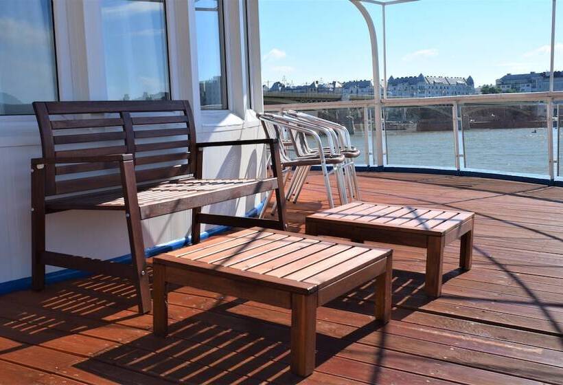 בית מלון כפרי Grand Jules Boat