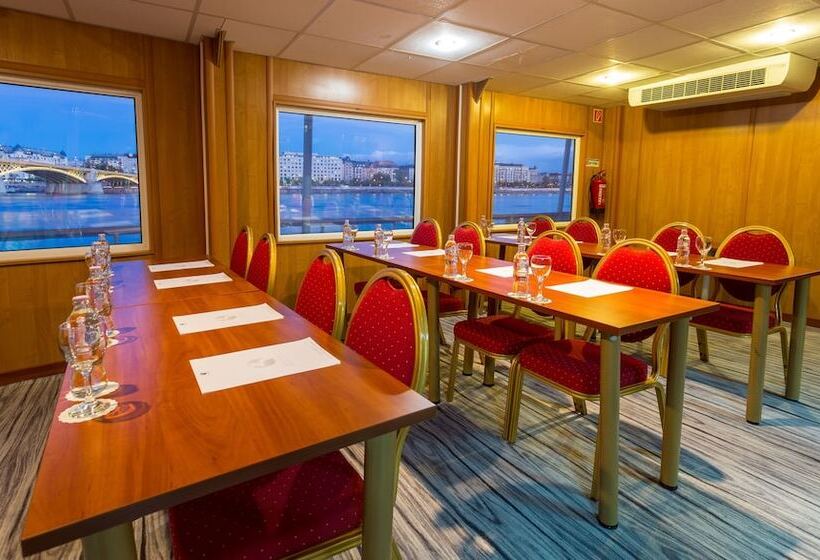 בית מלון כפרי Grand Jules Boat