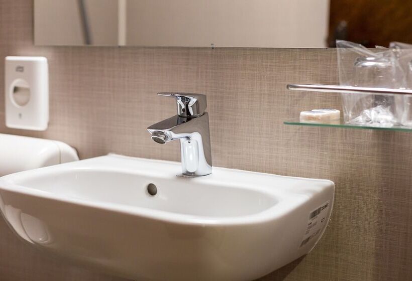 בית מלון כפרי Grand Jules Boat