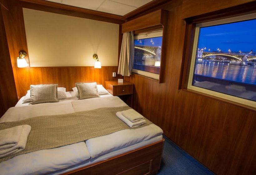 בית מלון כפרי Grand Jules Boat