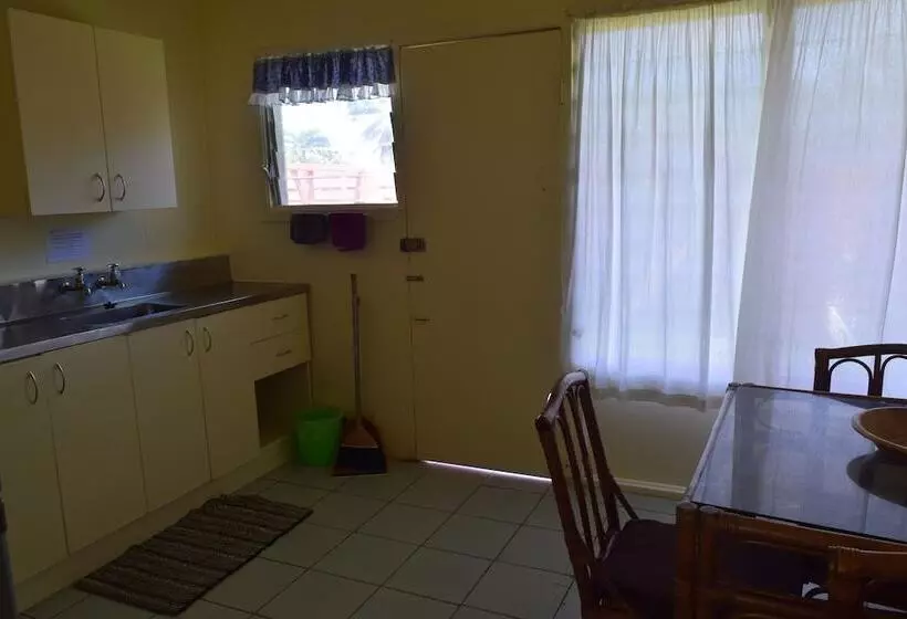 هتل Kiikii Inn & Suites