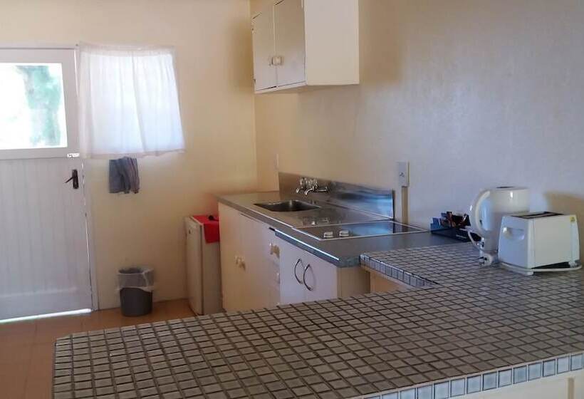 هتل Kiikii Inn & Suites