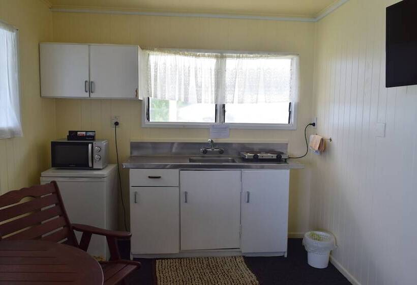 هتل Kiikii Inn & Suites