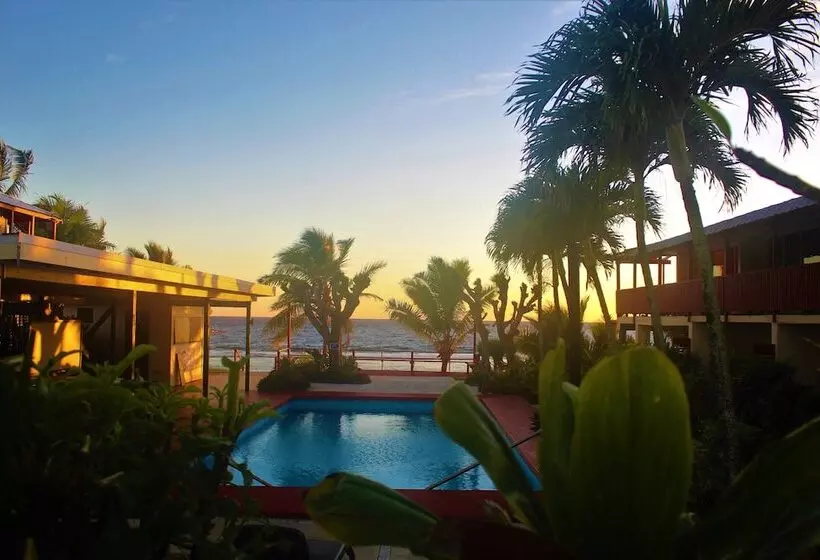 هتل Kiikii Inn & Suites