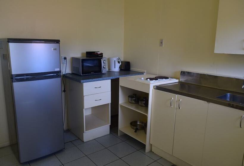 هتل Kiikii Inn & Suites