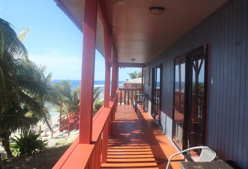 هتل Kiikii Inn & Suites