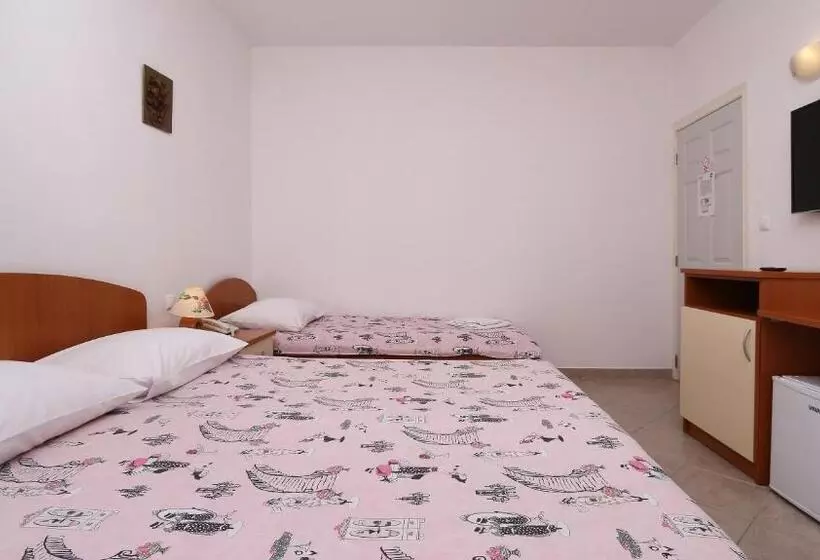 簡易ホテル Pansion Komfor Moča