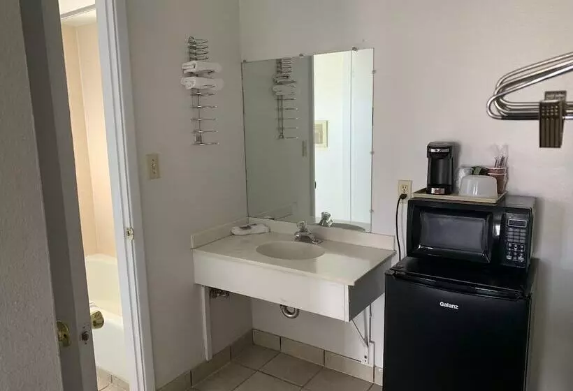هتل Economy Inn