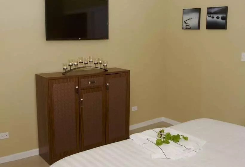 هتل Vine Cottages Adults Only