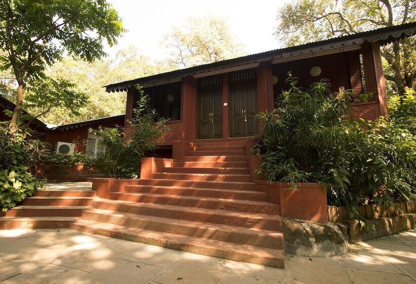 هتل Radha Cottage Resort