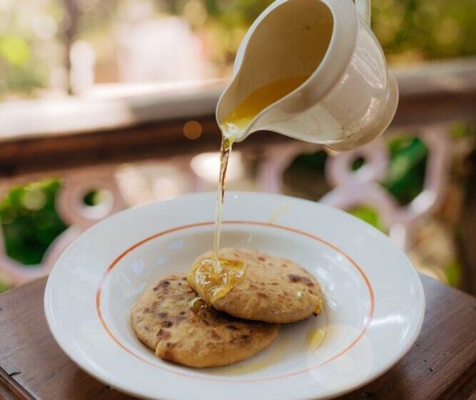 هتل Radha Cottage Resort