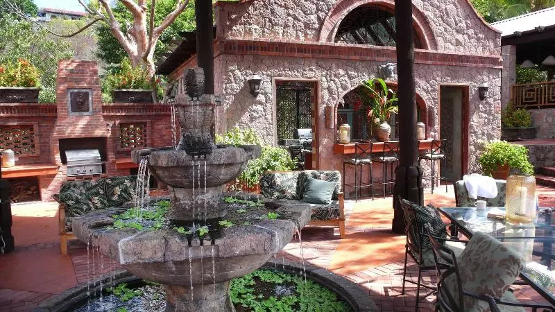 تختخواب و صبحانه Caille Blanc Villa &   Adults Only