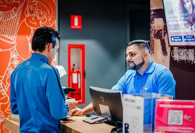 ホテル Ibis Budget Iquique