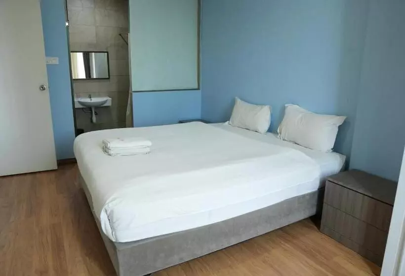 Roxy Hotel & Apartments