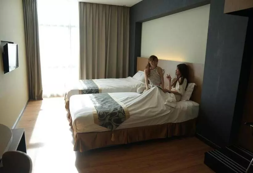 Roxy Hotel & Apartments