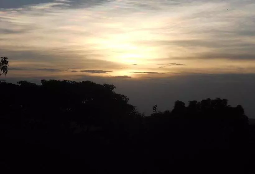 هاستل Masaka Backpackers, Tourists Cottage & Campsite