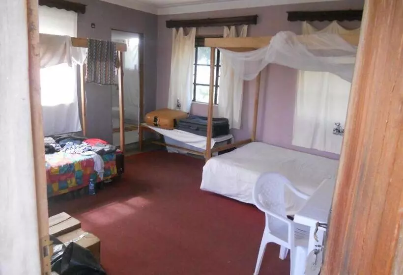 هاستل Masaka Backpackers, Tourists Cottage & Campsite