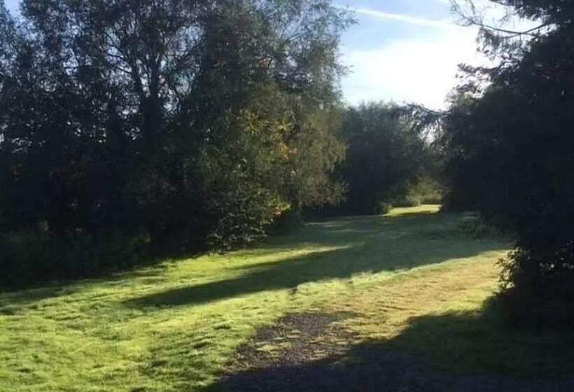 تختخواب و صبحانه Widbrook Barns