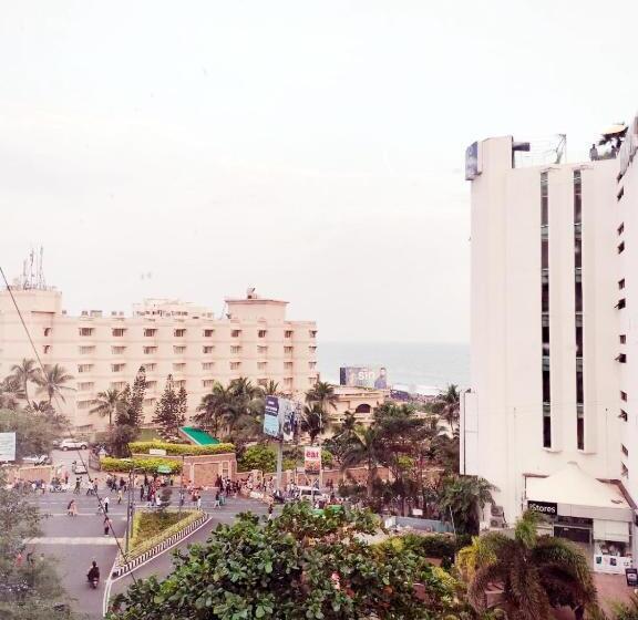 בית מלון כפרי White And Black