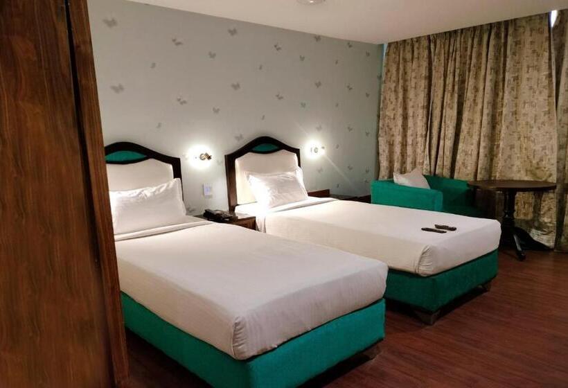 בית מלון כפרי White And Black