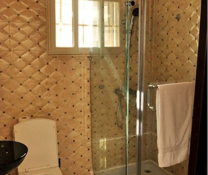 هتل J Gibson Suite