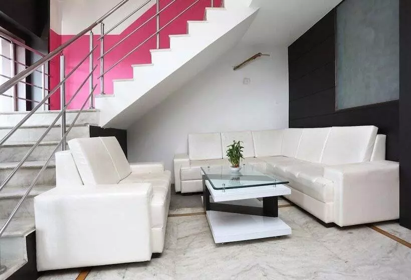 Capital O 10970 Hotel Krishna Palace