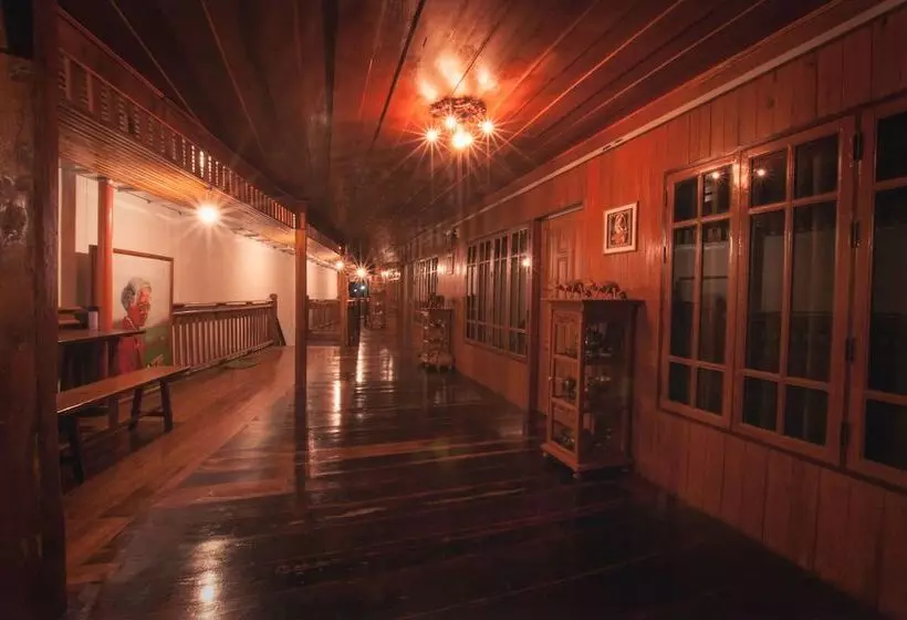 تختخواب و صبحانه The History Cafe  & Guesthouse