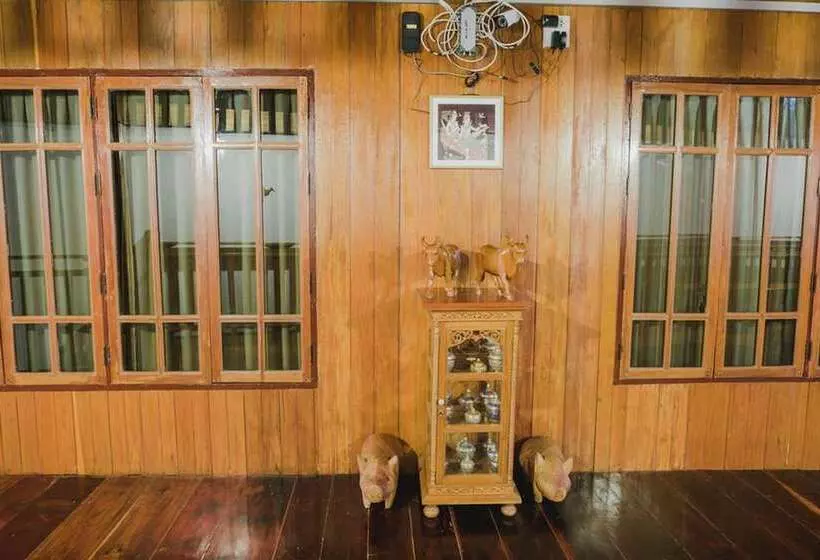 تختخواب و صبحانه The History Cafe  & Guesthouse