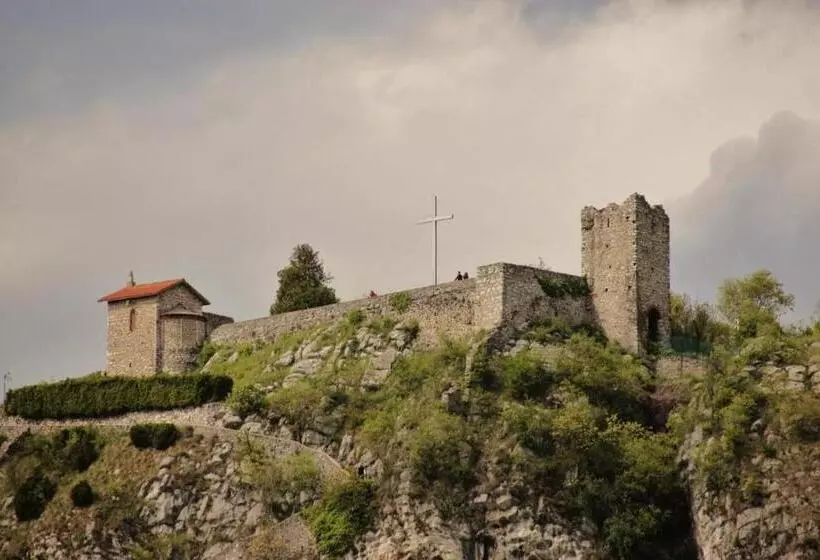 تختخواب و صبحانه Rocca Dell Innominato