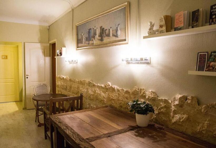 تختخواب و صبحانه Amber Private Rooms