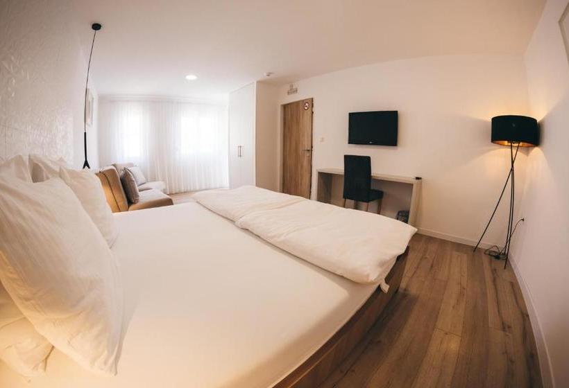 تختخواب و صبحانه City Apartment One