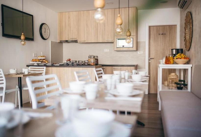 تختخواب و صبحانه City Apartment One