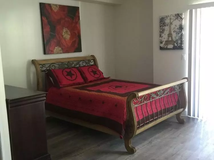 Fully Furnished Apartments near Hollywood