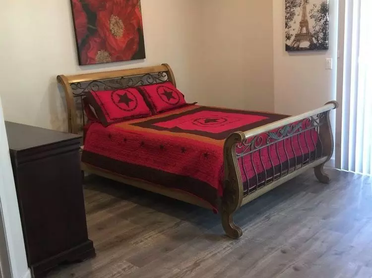 Fully Furnished Apartments near Hollywood