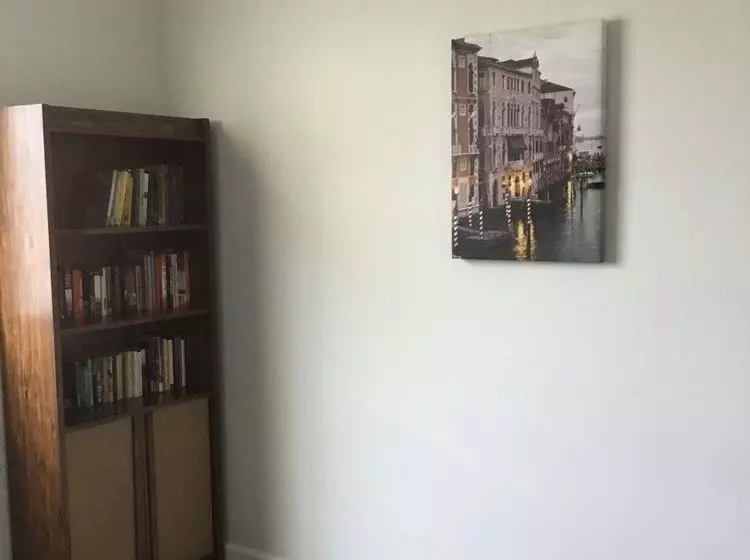 Fully Furnished Apartments near Hollywood