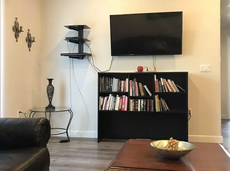 Fully Furnished Apartments near Hollywood